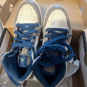 Jordan 1 mid, little kids. Good used condition